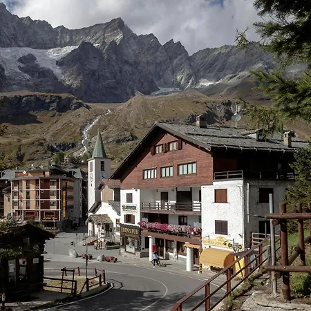 Cervinia Francois - Private Hot Tub Terrace, Location *